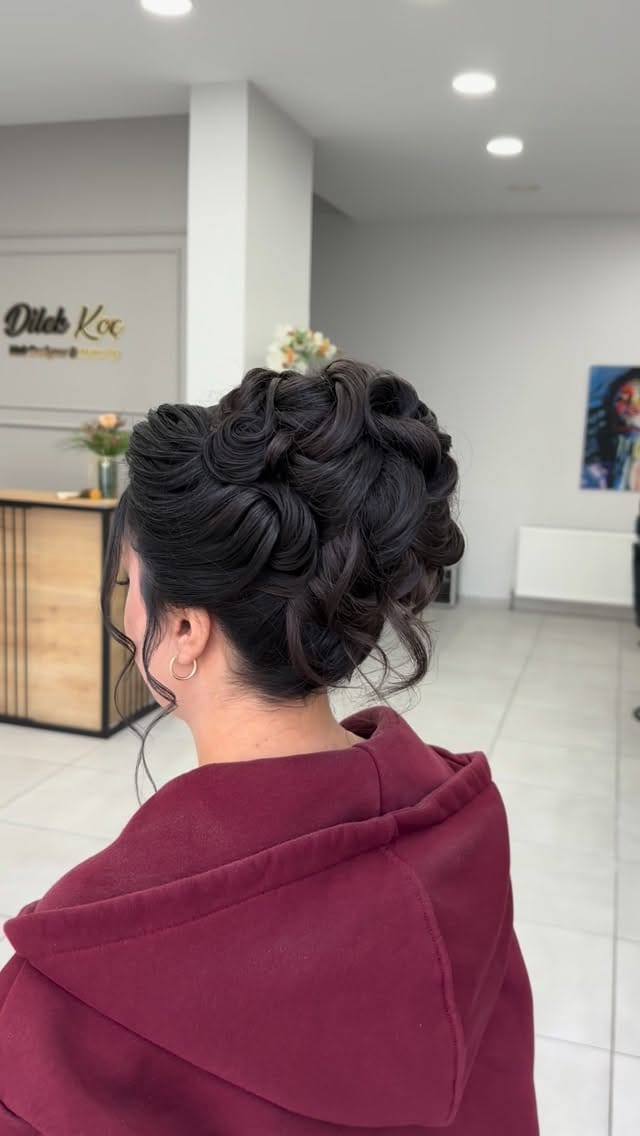 Post 3 by Dilek Koç Hairdesigner&Makeup on Instagram (video)