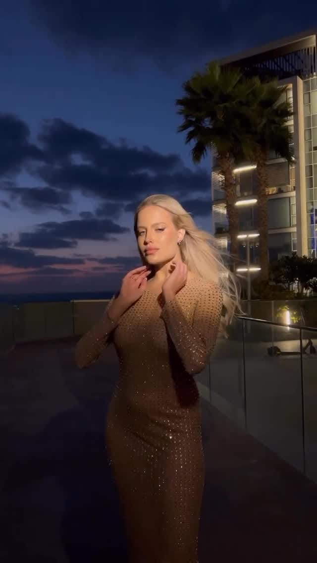 Post 6 by ✨ АРЕНДА ПРОДАЖА ПЛАТЬЕВ | МОСКВА & ДУБАЙ on Instagram (video)