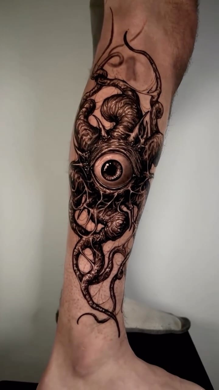 Post 1 by ZUSEN. Blackwork tattoo on Instagram (video)