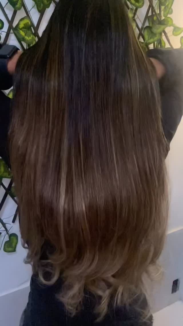 Post 1 by Kelly Santos Mega-Hair on Instagram (video)