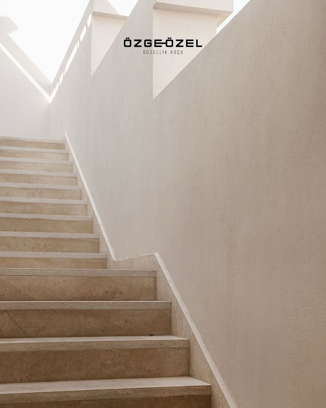 Post 10 by Özge Özel Beauty on Instagram (image)