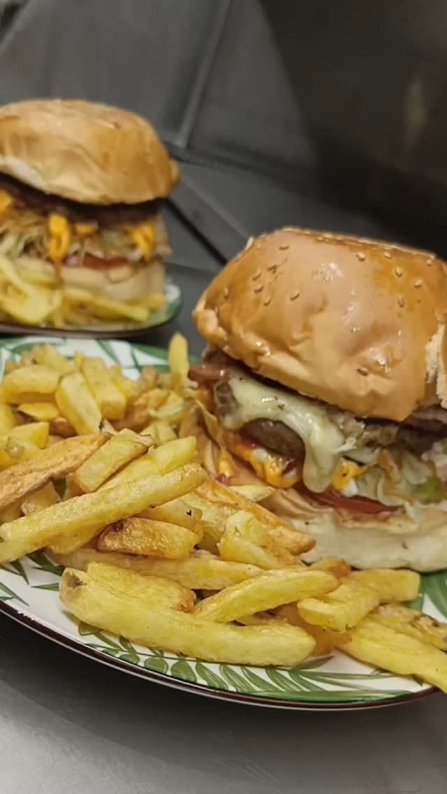 Post 5 by Comida rápida : Shawarmas, hamburguesas, y muchas cosas mas on Instagram (video)