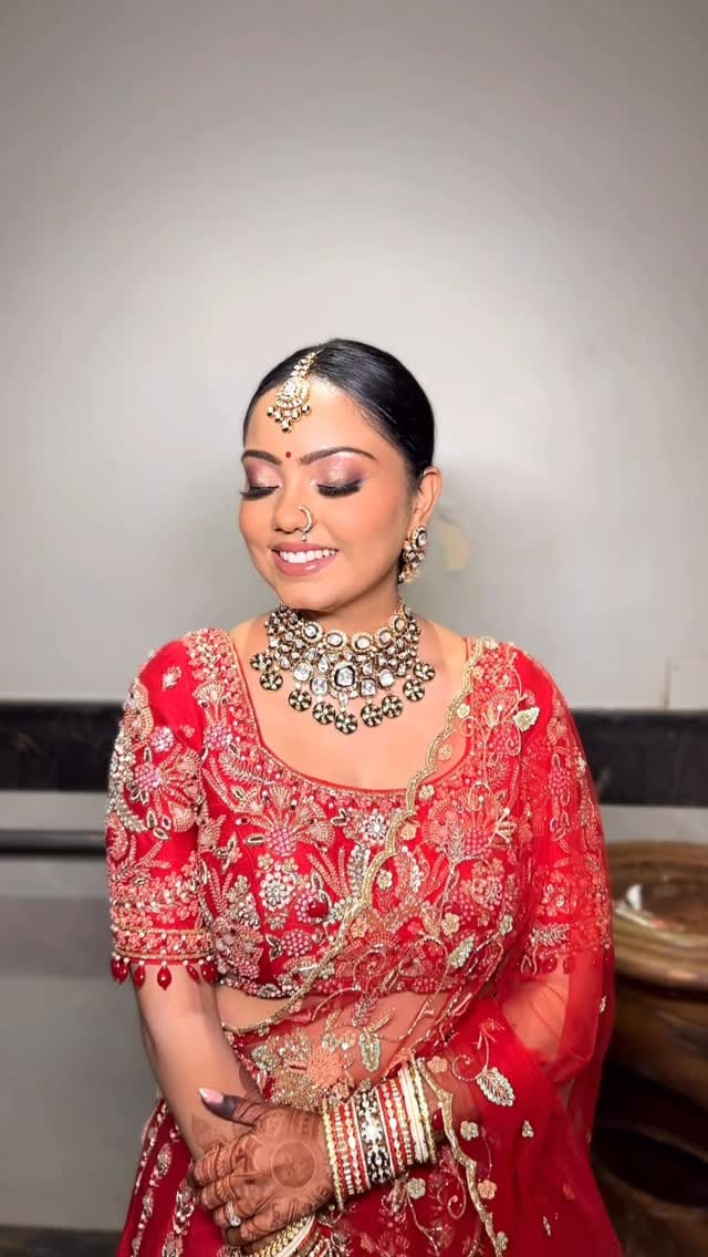 Post 4 by Aditi Shah Makeup Artist on Instagram (video)