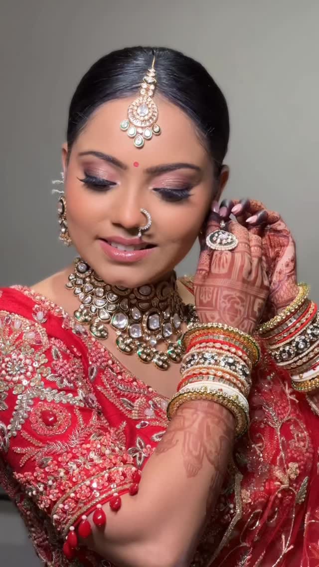 Post 3 by Aditi Shah Makeup Artist on Instagram (video)