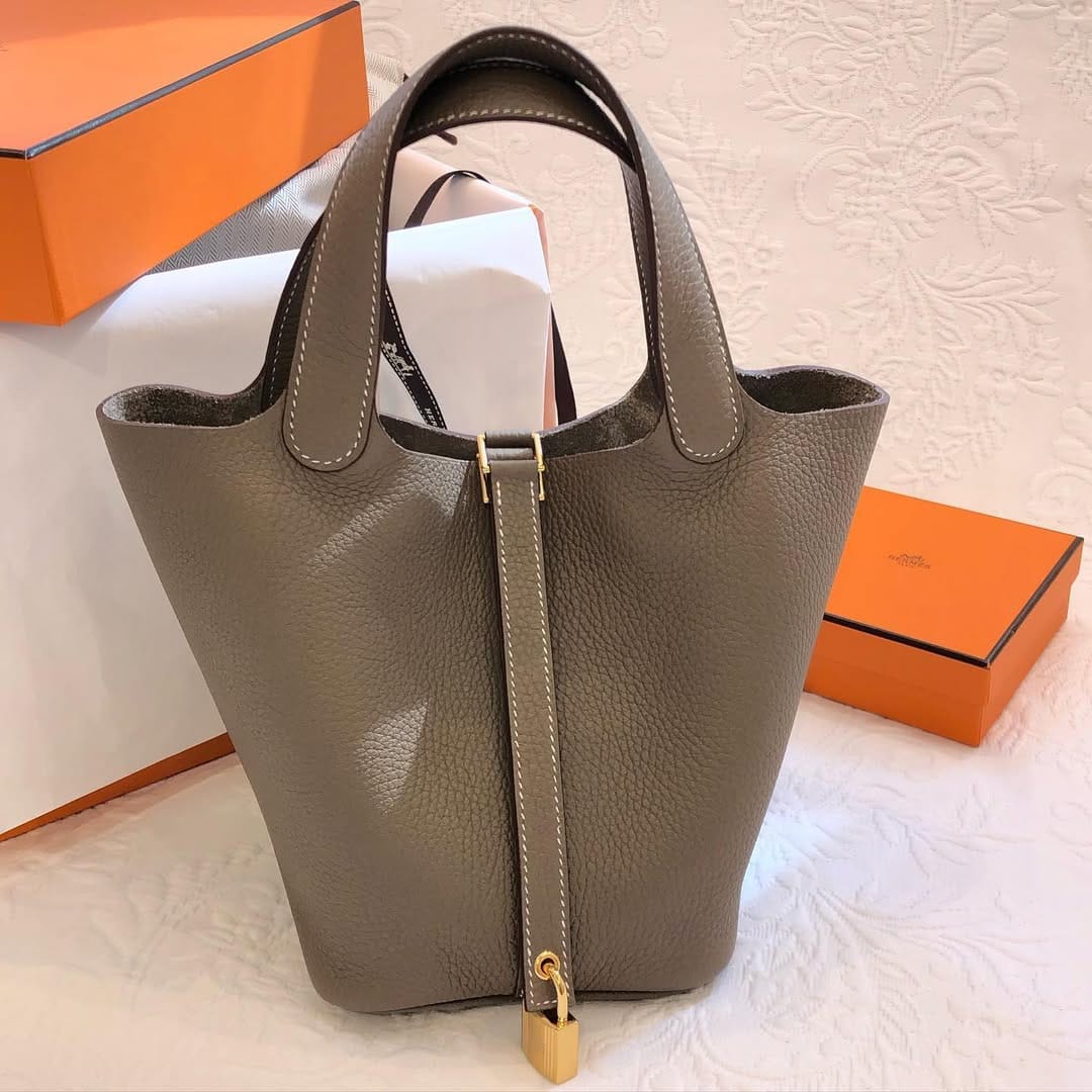 Post 7 by @the.royalbags on Instagram (image)