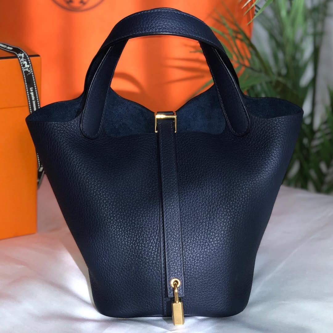 Post 4 by @the.royalbags on Instagram (image)