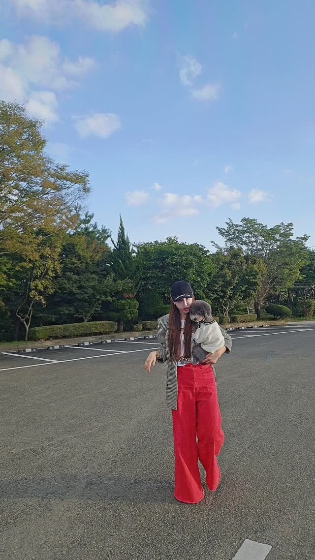 Post 2 by 김싸롱 on Instagram (video)