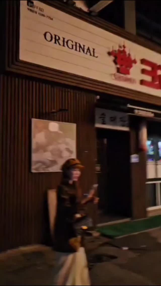 Post 6 by 김싸롱 on Instagram (video)