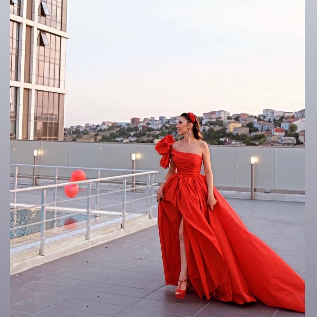 Post 10 by White House by Özge Yılmaz | GELİNLİK | WEDDING DRESS on Instagram (carousel)