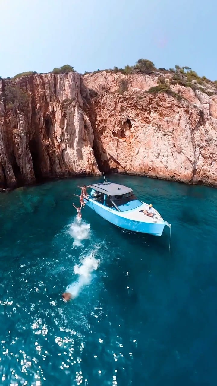 Post 8 by Antea on Instagram (video)