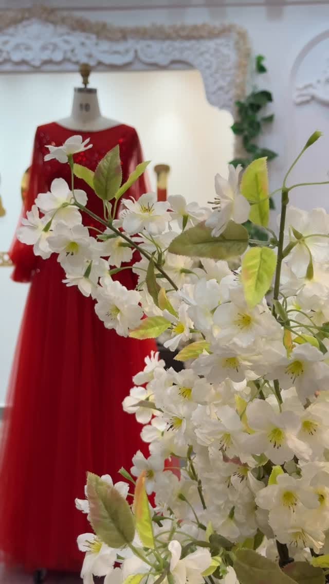 Post 9 by ROYAL COLLECTION on Instagram (video)
