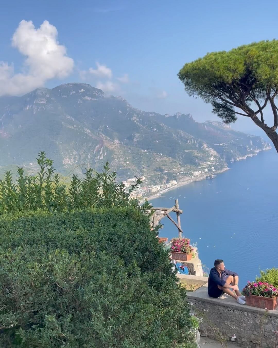 Post 4 by Manu on Instagram (video)