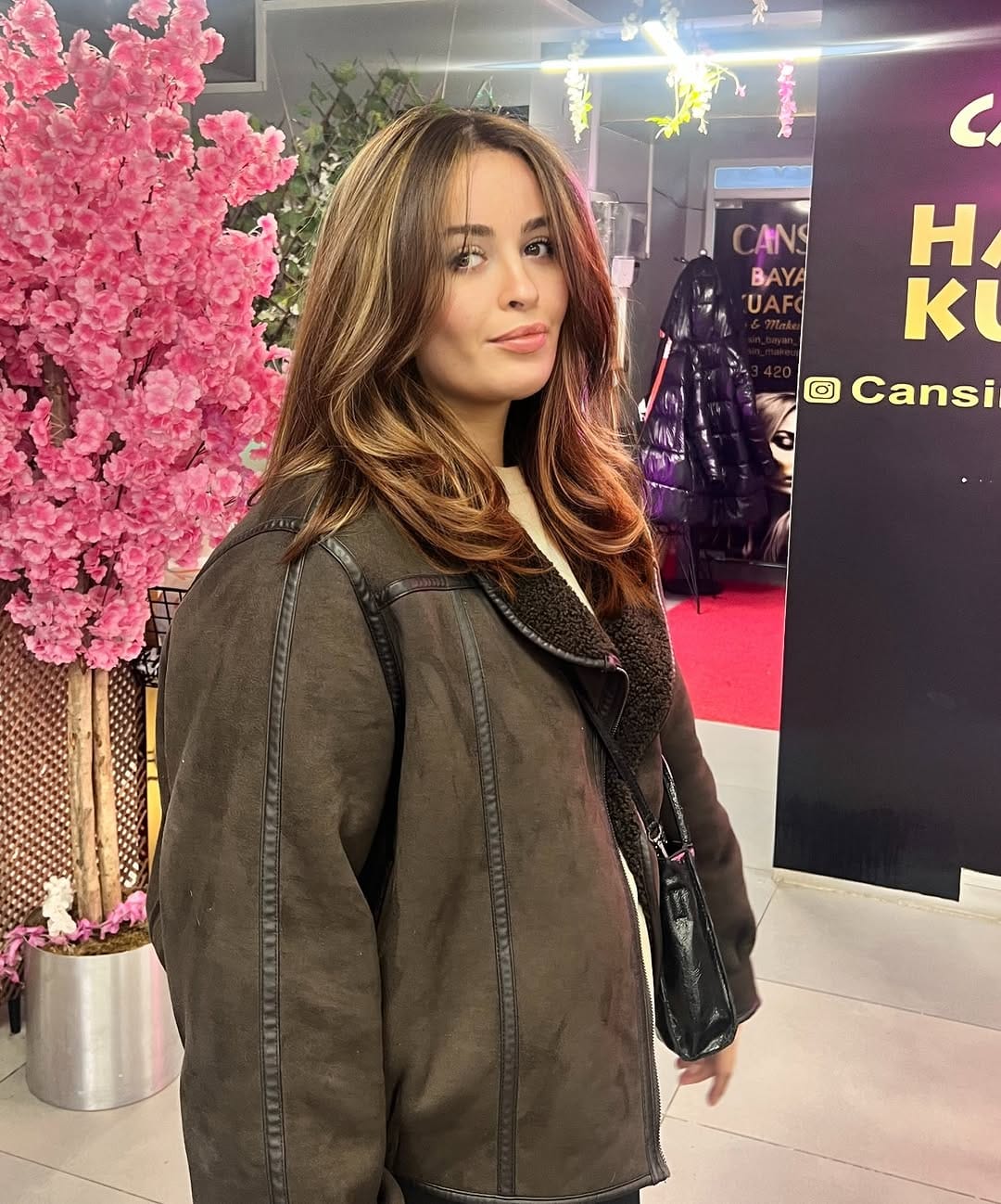 Post 7 by 𝐂𝐀𝐍𝐒𝐈𝐍 𝐇𝐀𝐈̇𝐑 𝐌𝐀𝐊𝐄’𝐔𝐏 𝐀𝐑𝐓𝐈̇𝐒𝐓/ 𝐒𝐎𝐋𝐀𝐑𝐈̇𝐔𝐌 on Instagram (carousel)