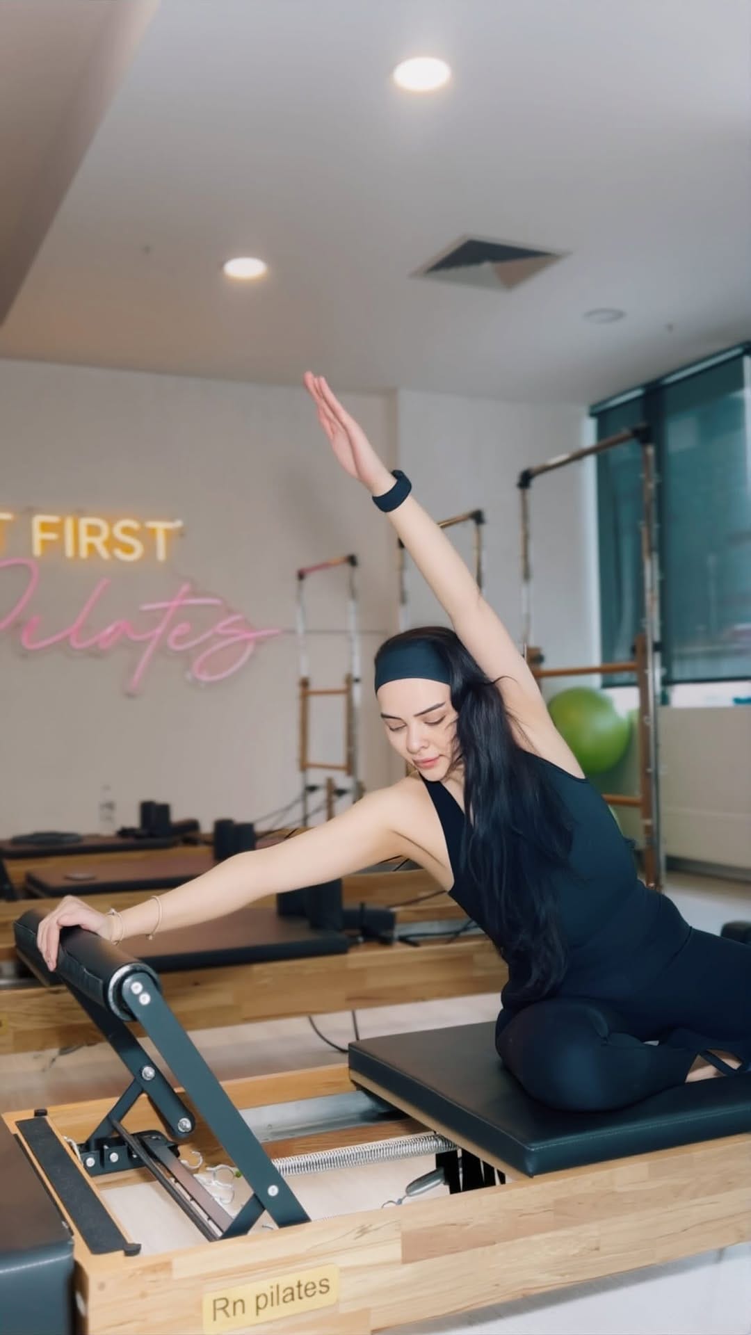 Post 1 by Makeup Artist Ayşegül Kutlu on Instagram (video)
