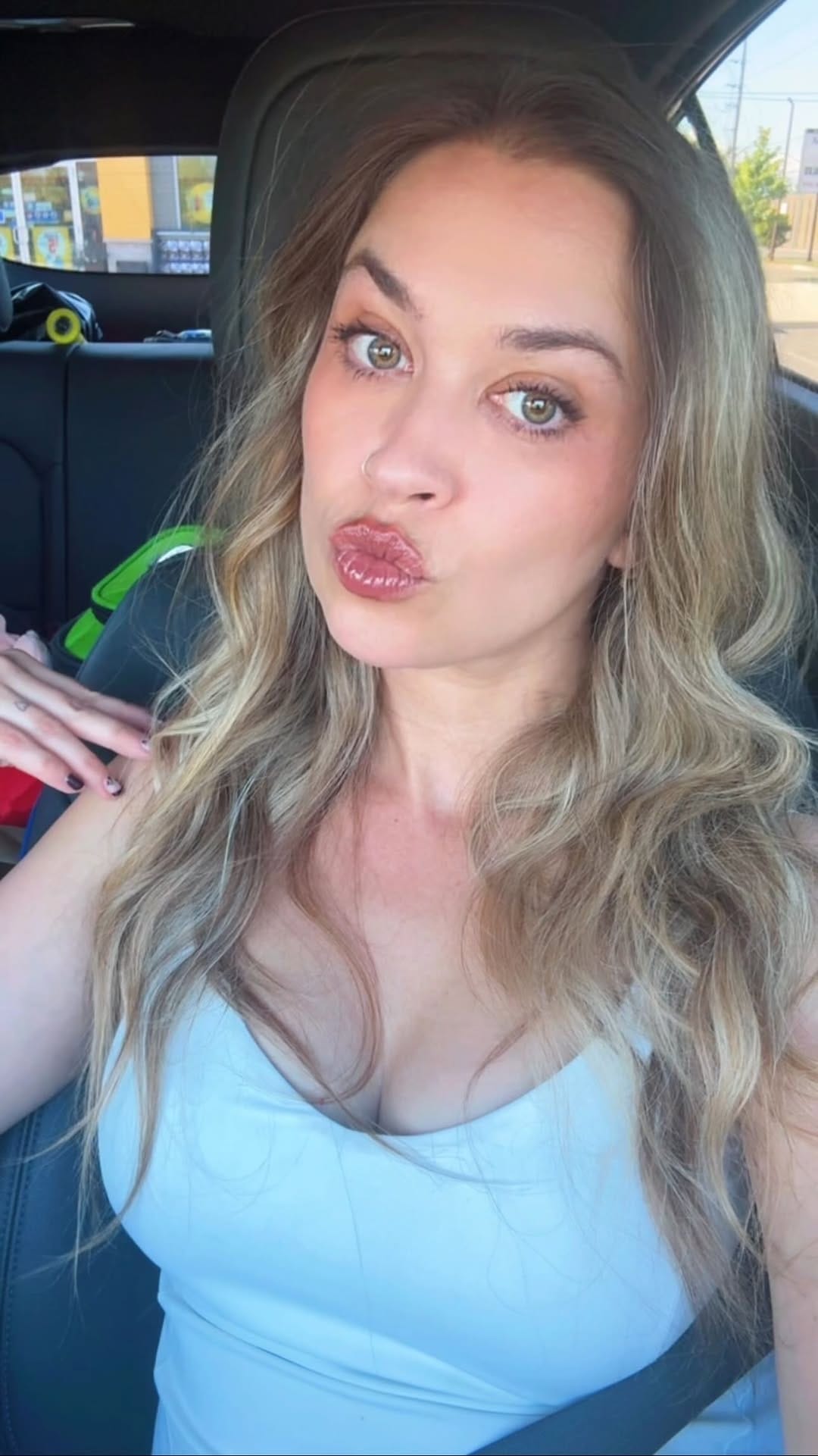 Post 3 by 𝓛𝓮𝔁 on Instagram (video)