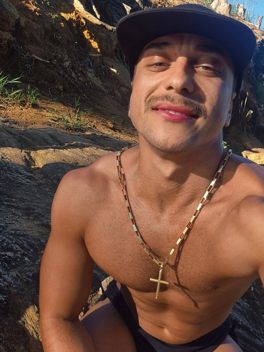 Post 8 by Yaquine Henriques on Instagram (image)