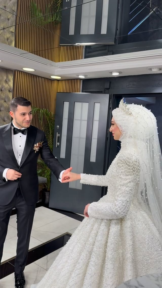 Post 2 by Tesettür Gelinlik / Nişanlık / Kına Elbiseleri on Instagram (video)
