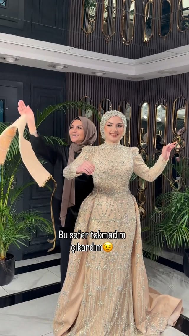 Post 1 by Tesettür Gelinlik / Nişanlık / Kına Elbiseleri on Instagram (video)