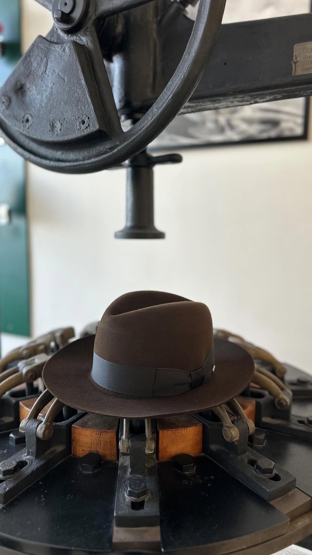 Post 8 by Fernández y ROCHE Sombreros on Instagram (video)
