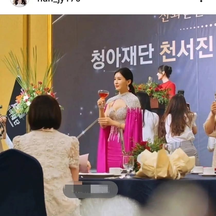Post 10 by HAN JI YOUNG on Instagram (carousel)