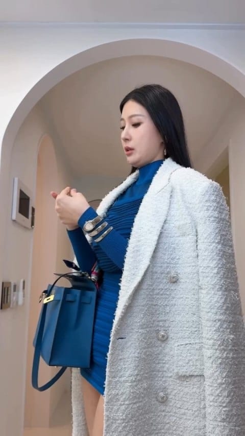 Post 2 by HAN JI YOUNG on Instagram (video)