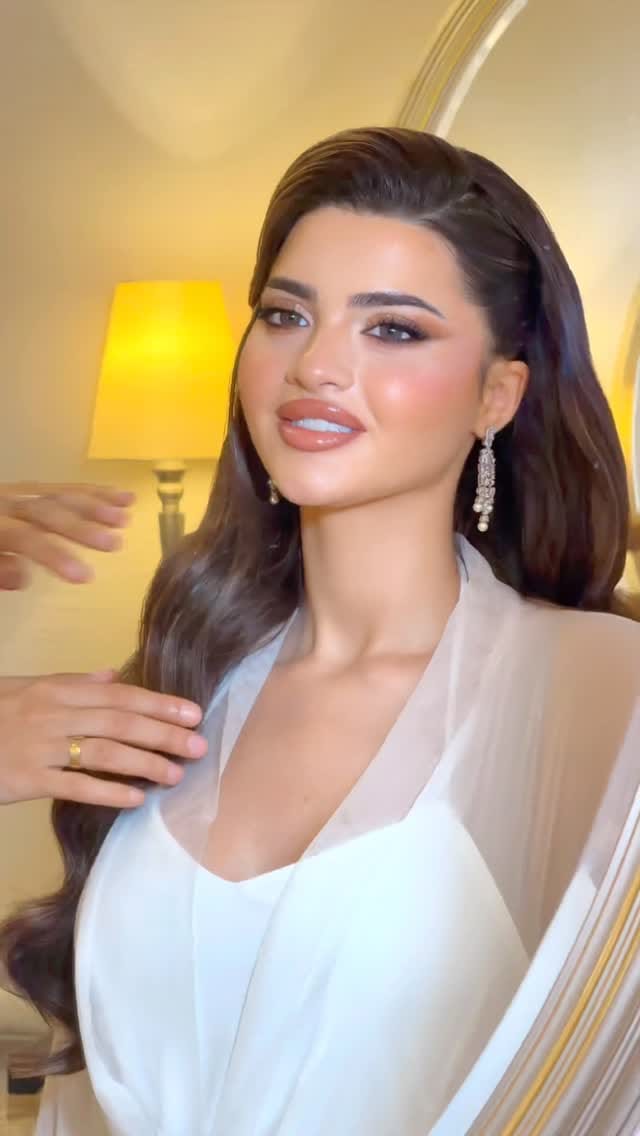 Post 4 by Fatima Makeup on Instagram (video)