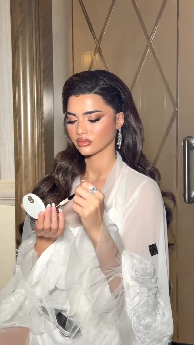 Post 3 by Fatima Makeup on Instagram (video)