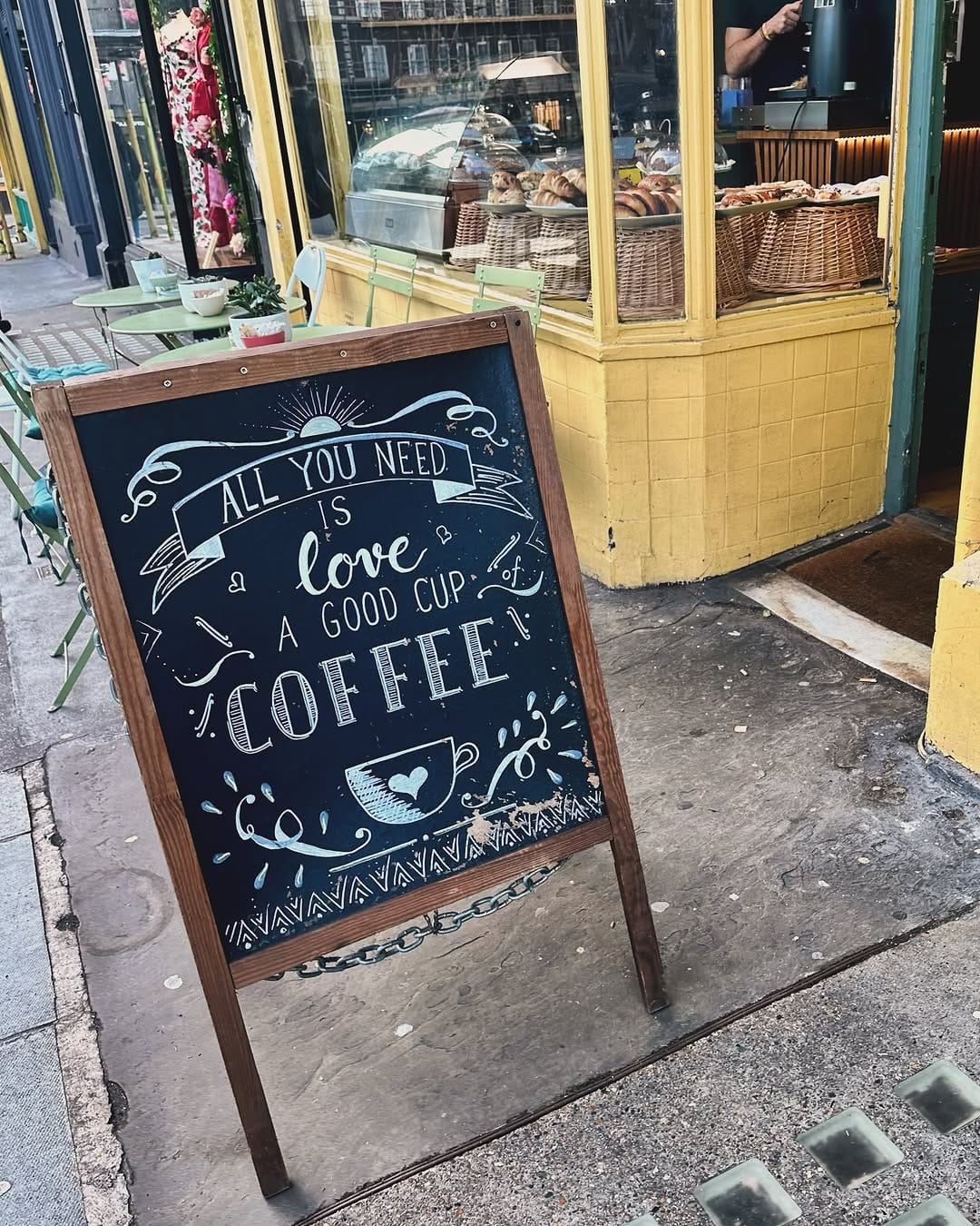 Post 3 by @prettylondoncity on Instagram (image)