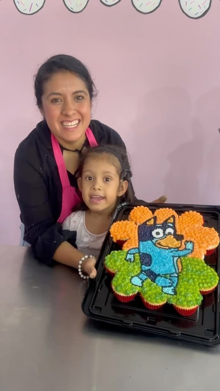 Post 10 by Dulces Ilusiones, Pasteles y Cursos de Pastelería on Instagram (video)