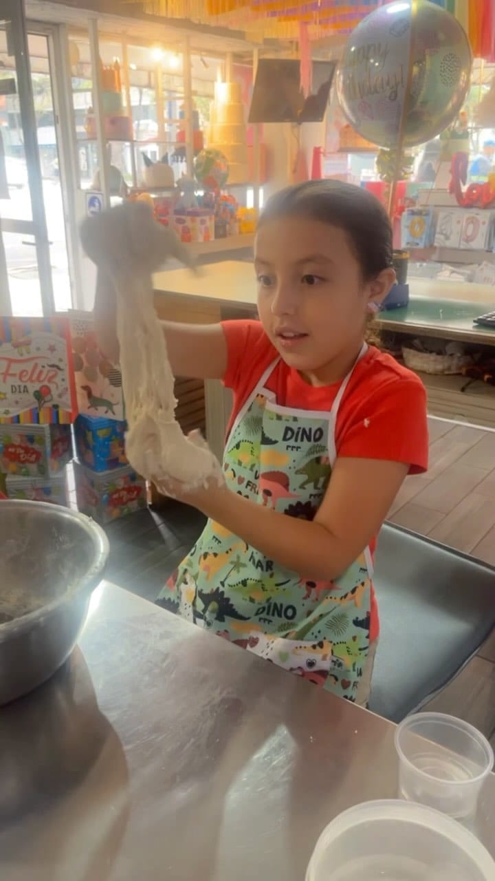 Post 9 by Dulces Ilusiones, Pasteles y Cursos de Pastelería on Instagram (video)