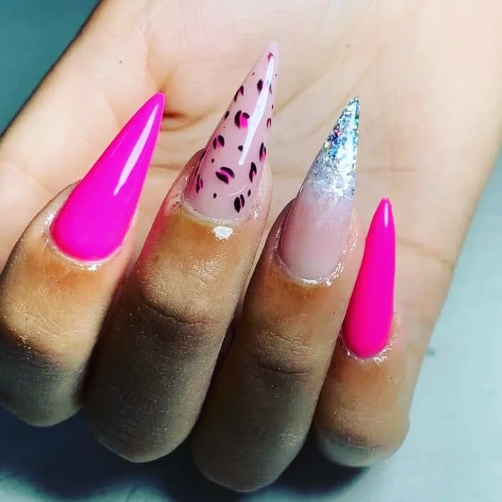 Post 2 by @thalyanails on Instagram (image)