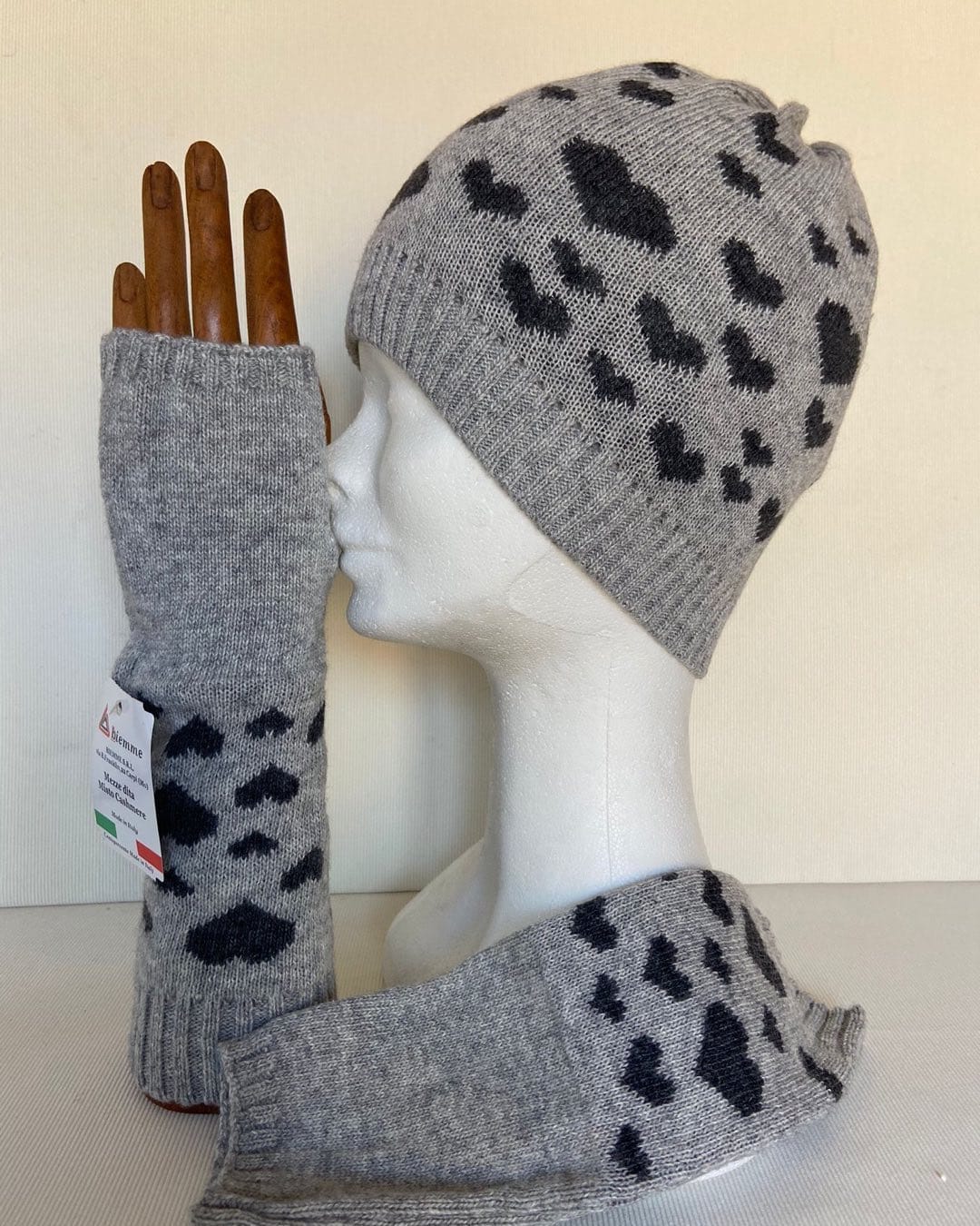 Post 5 by Gloves Alberta on Instagram (image)