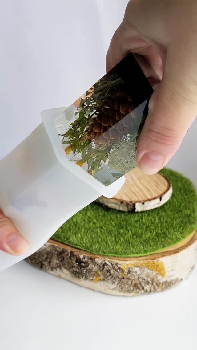 Post 5 by Resin Jewelry with Real Plants on Instagram (video)