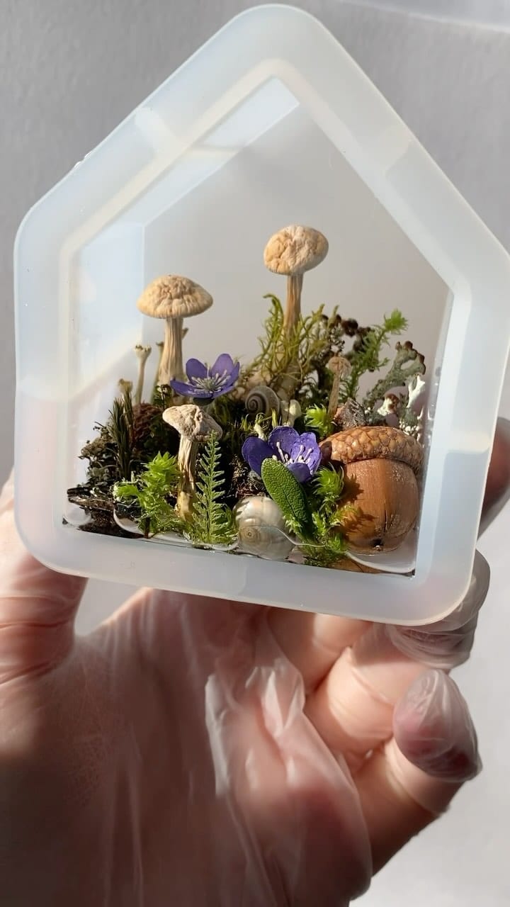 Post 10 by Resin Jewelry with Real Plants on Instagram (video)