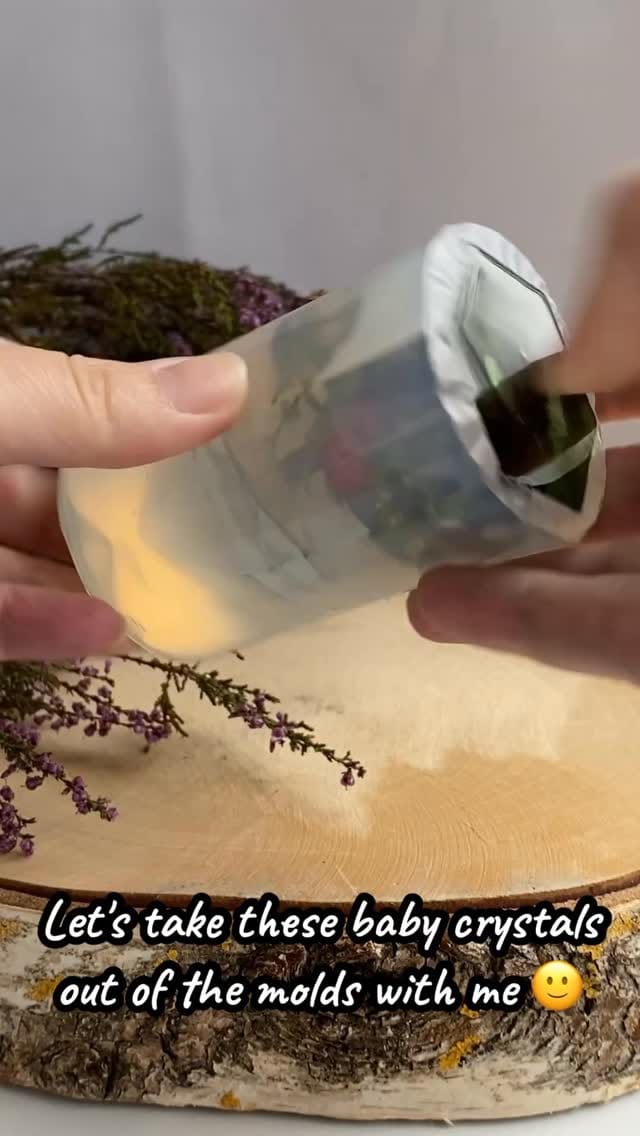 Post 4 by Resin Jewelry with Real Plants on Instagram (video)