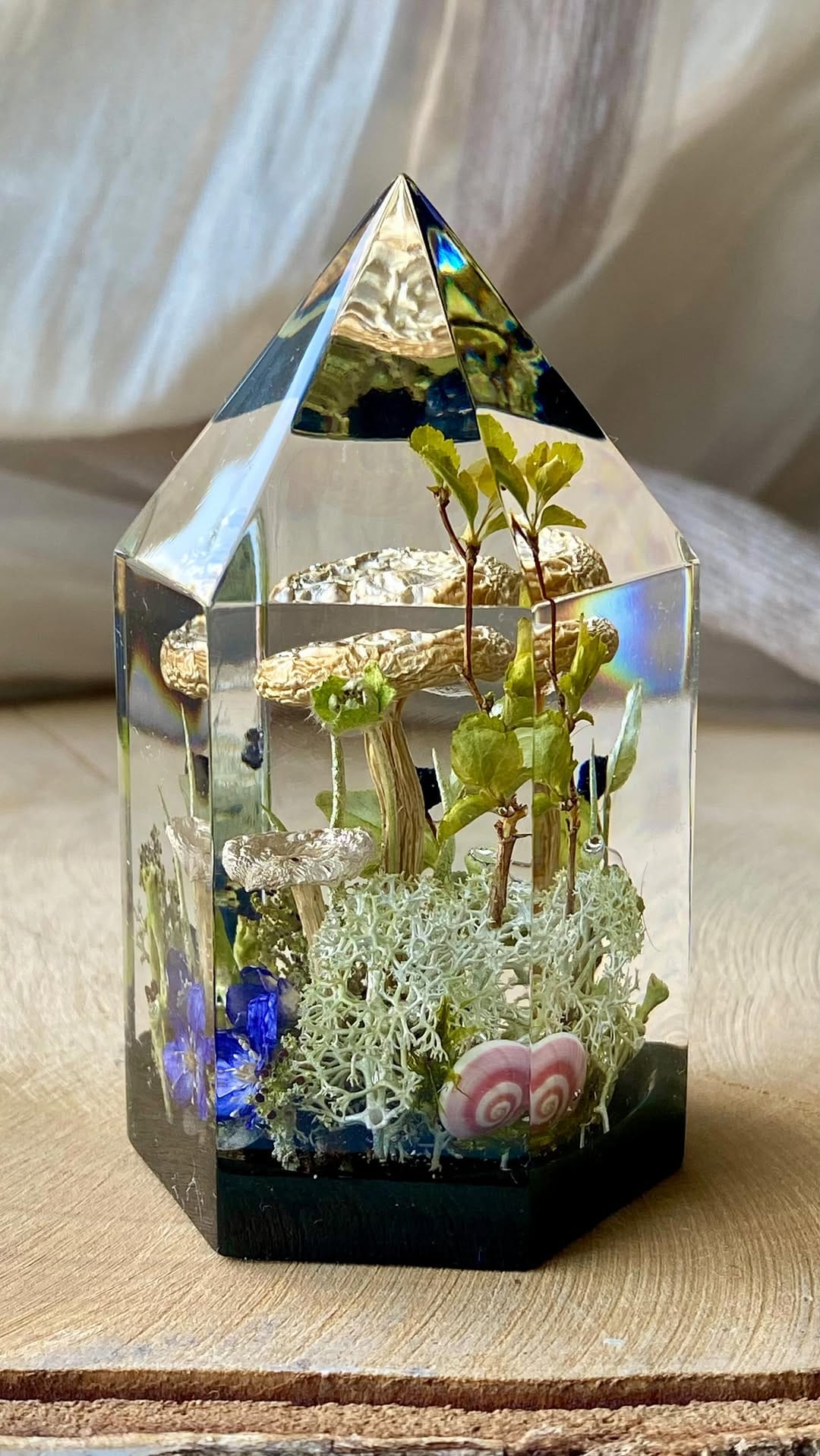 Post 6 by Resin Jewelry with Real Plants on Instagram (video)