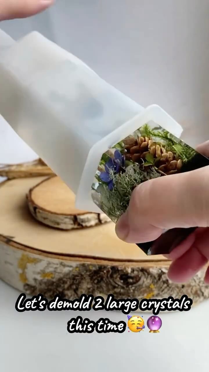 Post 3 by Resin Jewelry with Real Plants on Instagram (video)