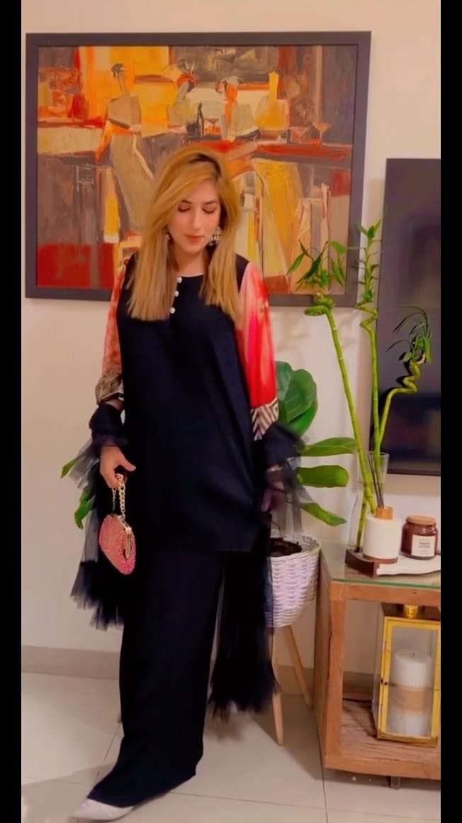 Post 9 by Qaria (karia MUA In Dubai) /vlogger/content creater/Fashion/ on Instagram (video)
