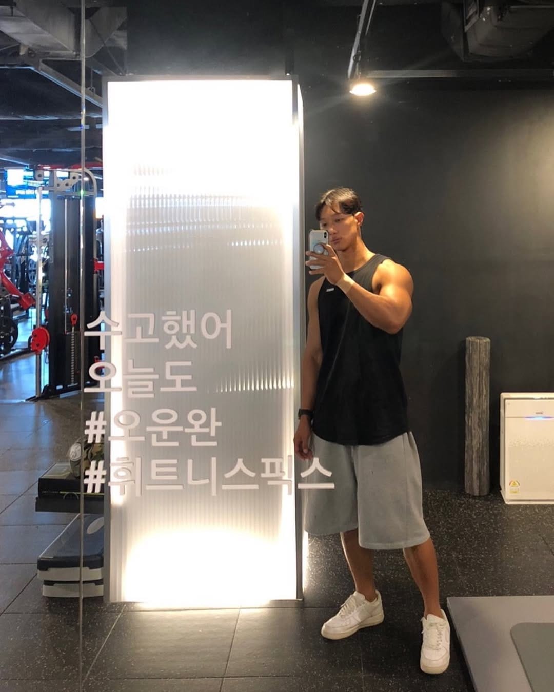 Post 8 by _임종원 on Instagram (carousel)