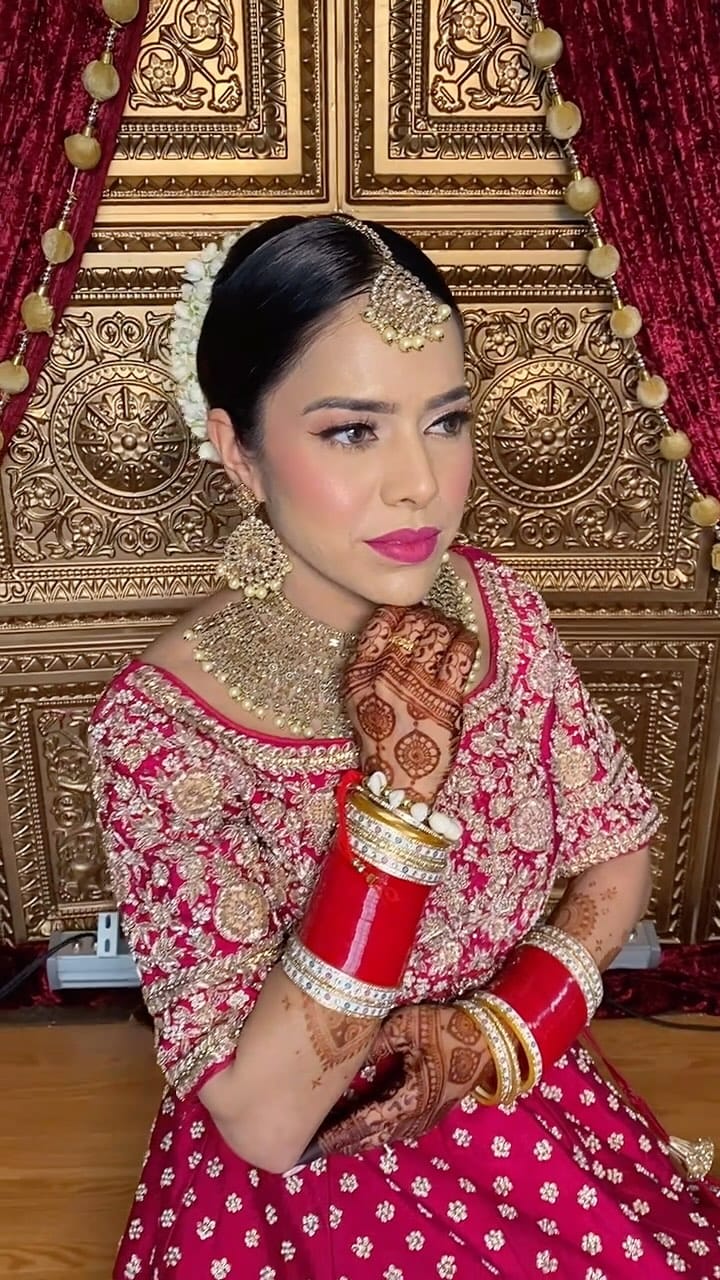 Post 4 by Kiss And Makeup By Nidhi Singh on Instagram (video)