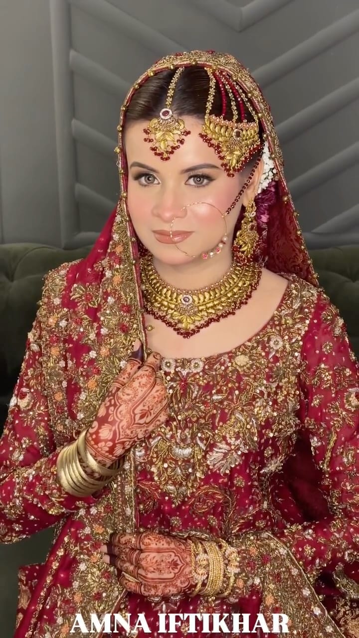 Post 5 by Amna Iftikhar Ahmed Ali Khan💄 on Instagram (video)