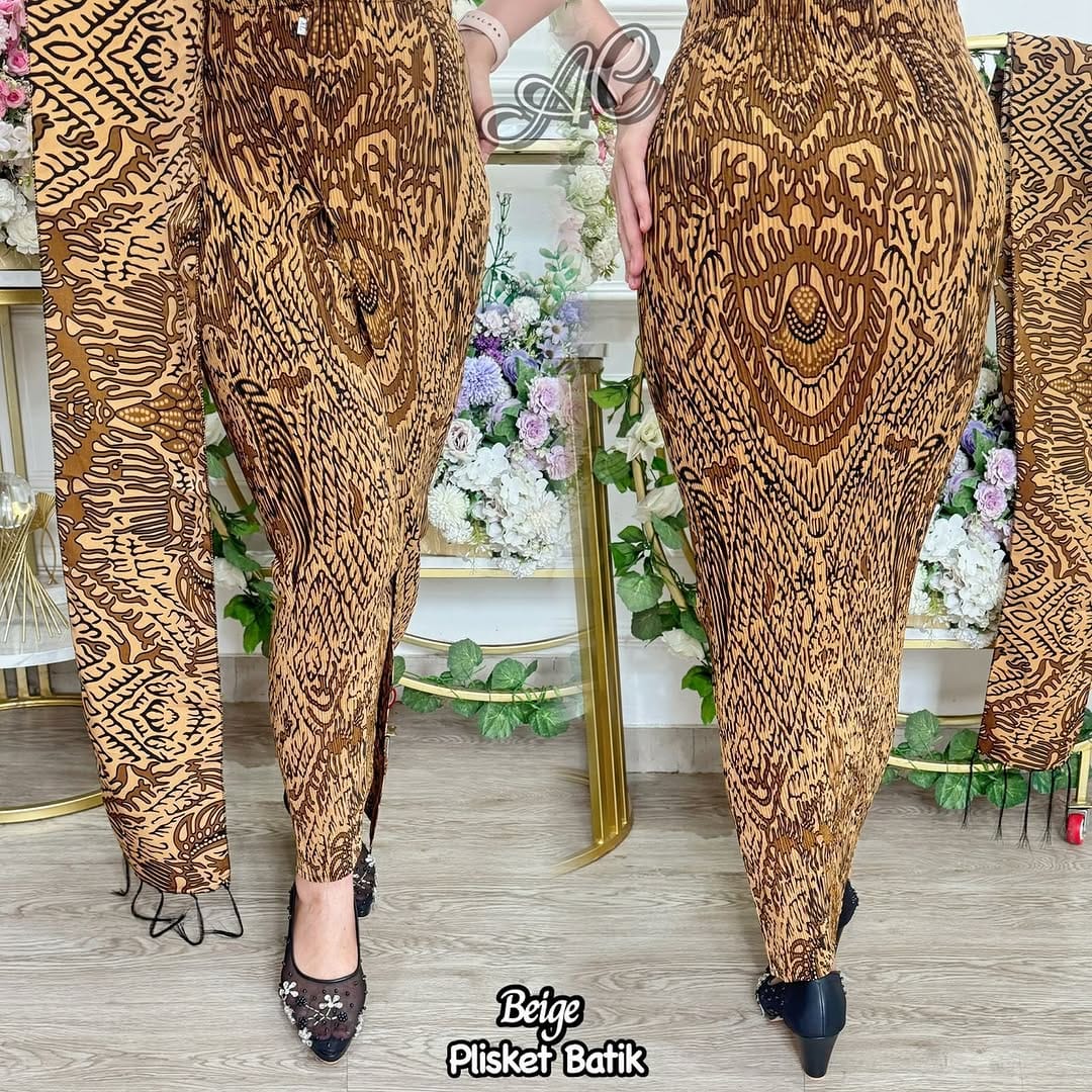 Post 2 by KEBAYA MODERN•PAYET•KAMEN JADI on Instagram (carousel)