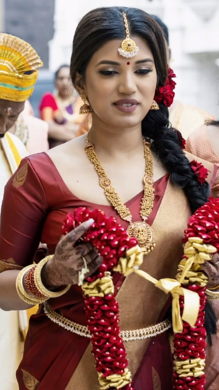 Post 1 by VaDiVu Sarees on Instagram (video)