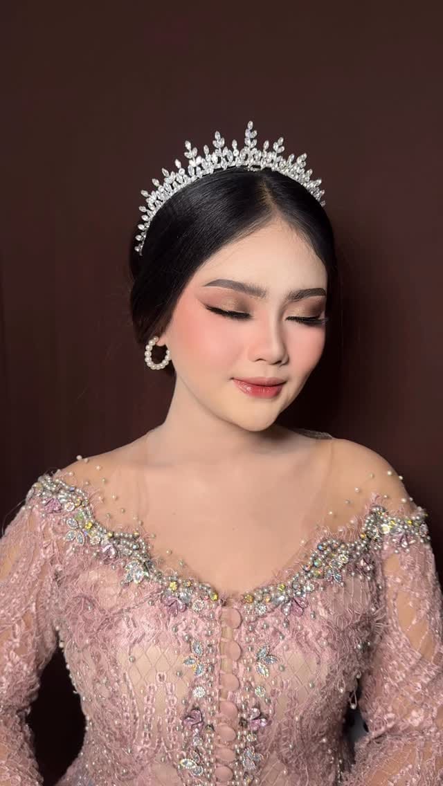 Post 6 by makeupbyzila on Instagram (video)