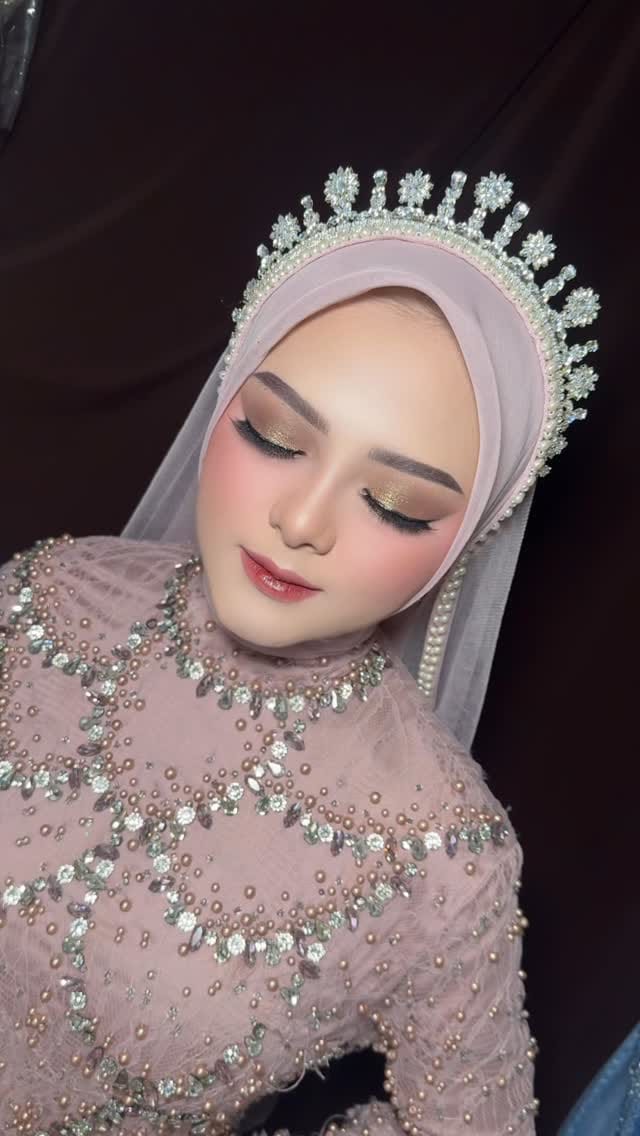 Post 5 by makeupbyzila on Instagram (video)