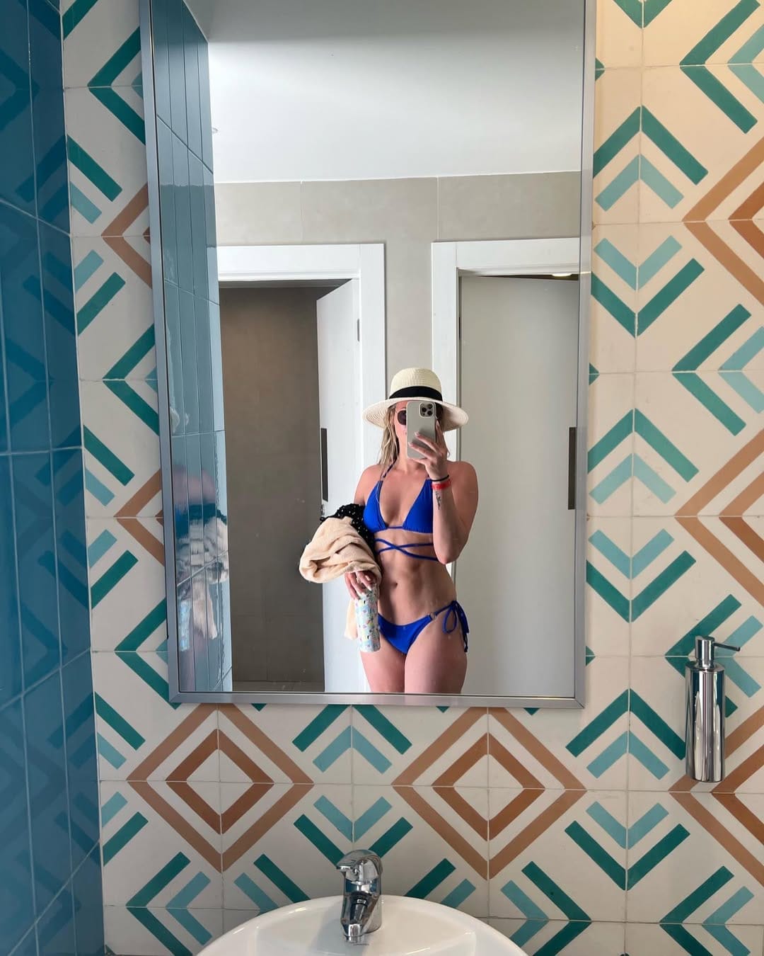Post 9 by Karoline on Instagram (image)