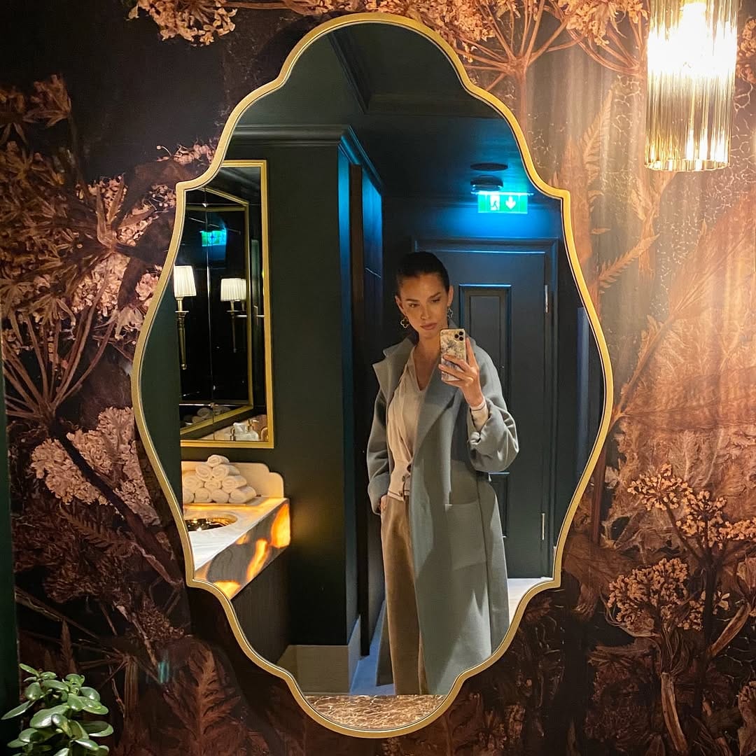 Post 6 by Iris on Instagram (carousel)