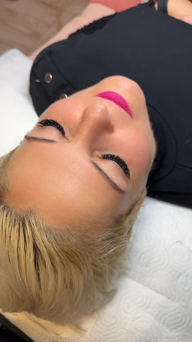 Post 5 by The Lash Room Budapest on Instagram (video)