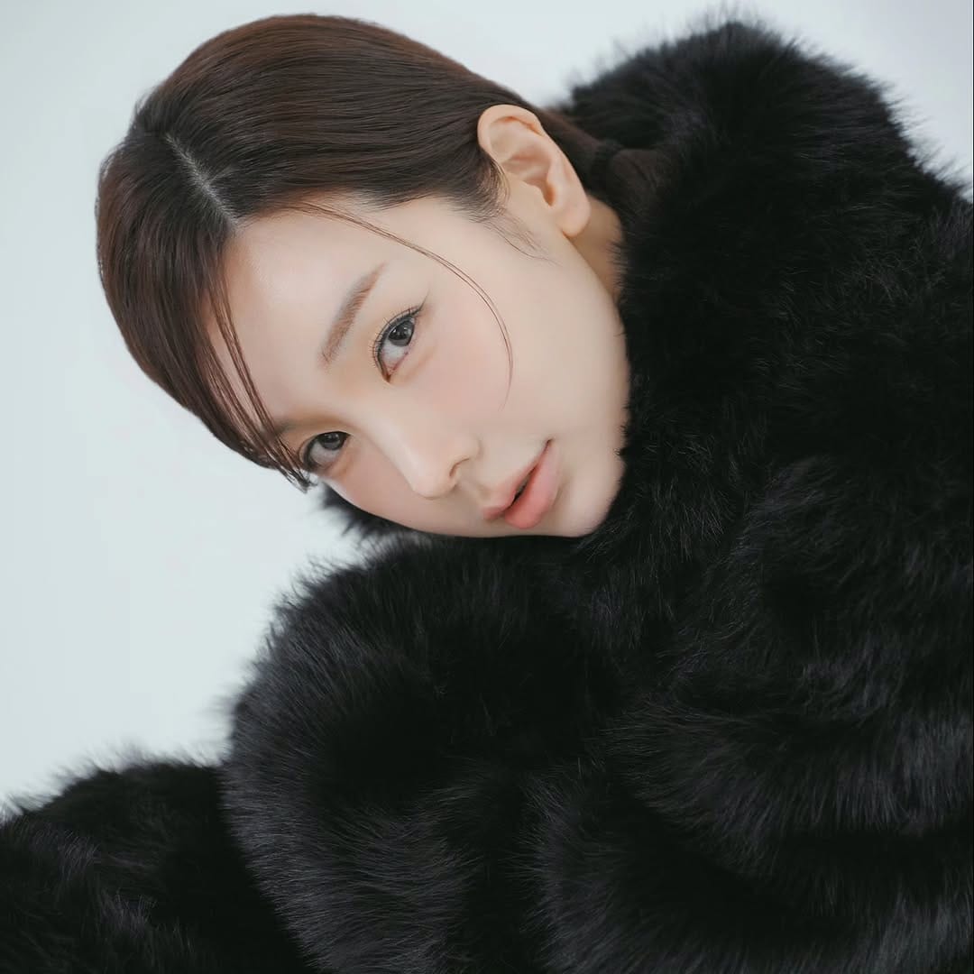 Post 1 by 박인지메이크업 on Instagram (carousel)