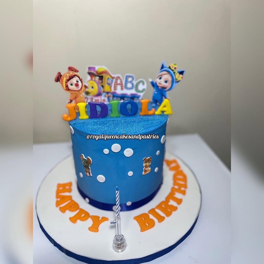 Post 6 by Royal Queen Cakes And Pastries on Instagram (carousel)